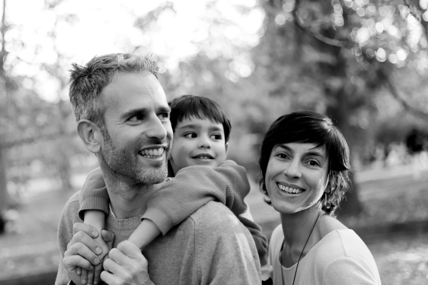 fotografo de retratos en madrid, Lorena Riga. en esta foto familiar: Andreina Bohorquez con su familia, Andreina es Guia de meditacion en su taller meditaessence en Madrid