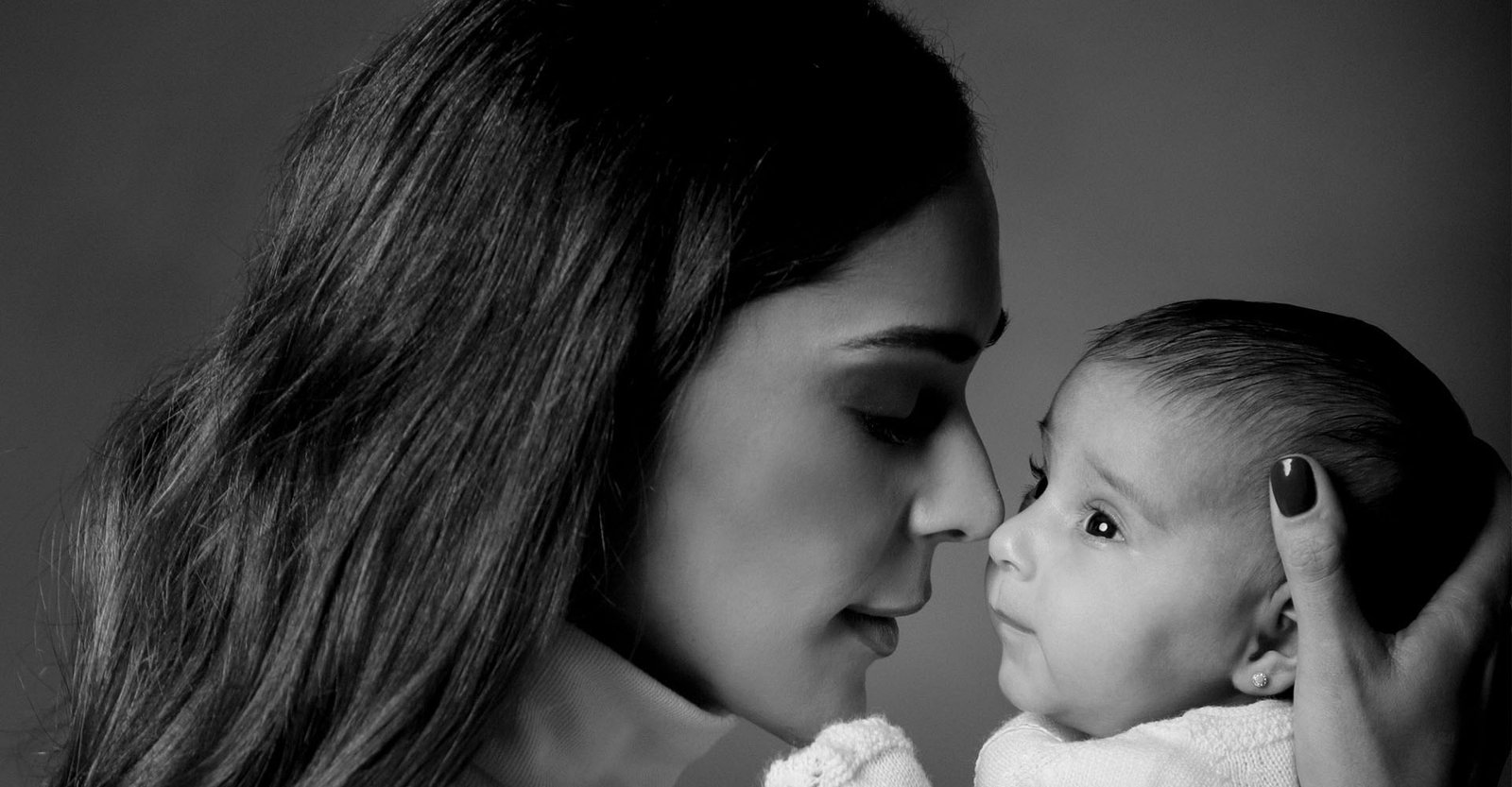 mini sesion de fotos madrid, bodaslove.com por Lorena Riga. en esta foto: mini sesion de retratos de una madre con su bebe en brazos.